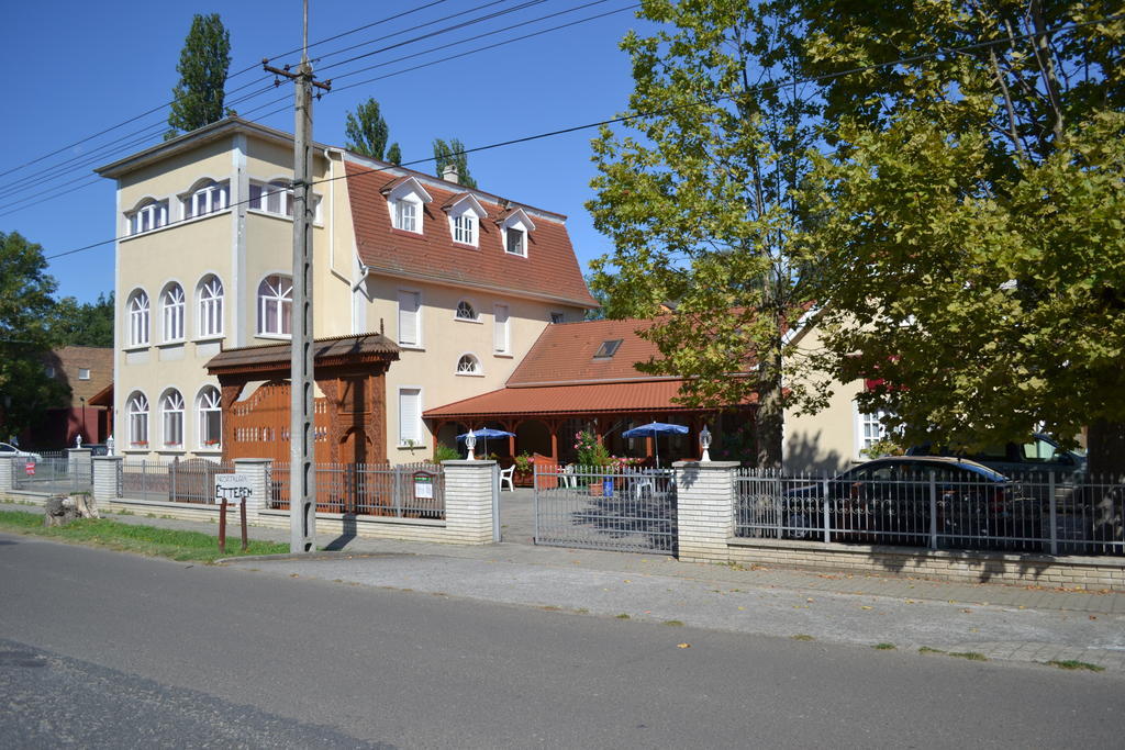 Nosztalgia Hotel Balatonszarszo Exterior foto